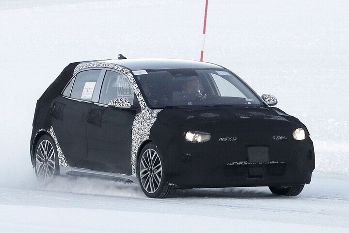 Kia Rio facelift spyshots