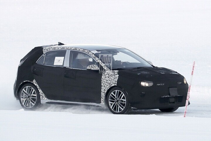 Kia Rio facelift spyshots