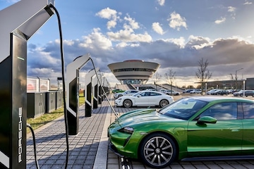 Porsche Taycan opladen Leipzich Duitsland laadpaal