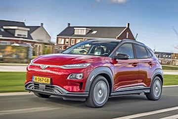 Hyundai Kona Electric rood rijdend Nederland
