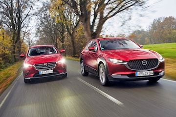 Mazda SUV rood rijdend voorkant