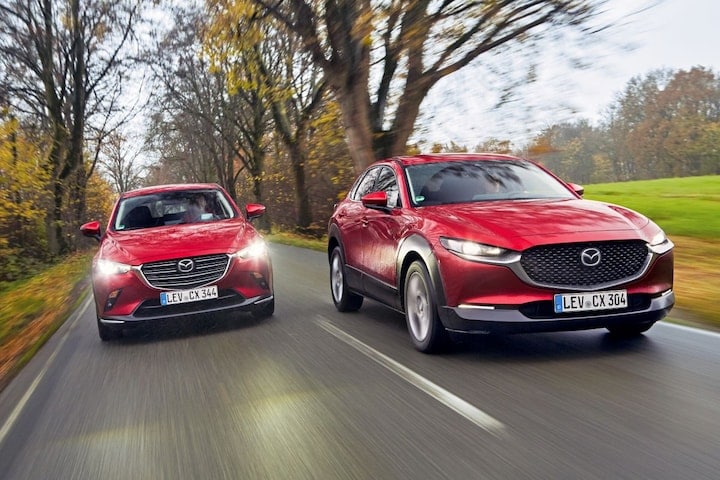 Mazda SUV rood rijdend voorkant