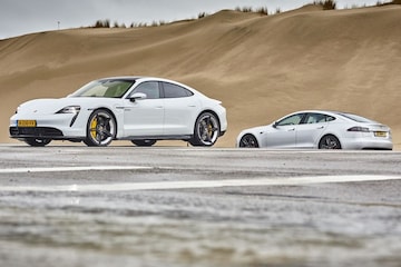 Porsche Taycan Tesla Model S duinen strand EV