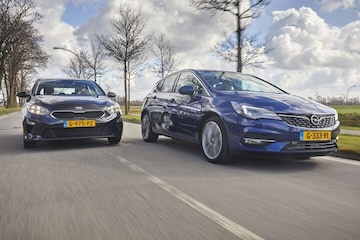 Opel Astra Kia Ceed blauw voorkant