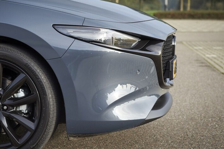 Mazda 3 SkyActiv-X 180 Luxury neus