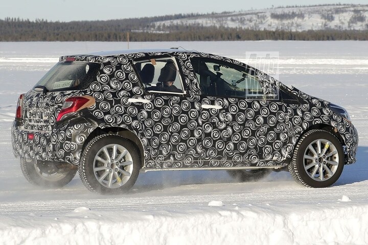 Toyota Yaris cross-over spyshots