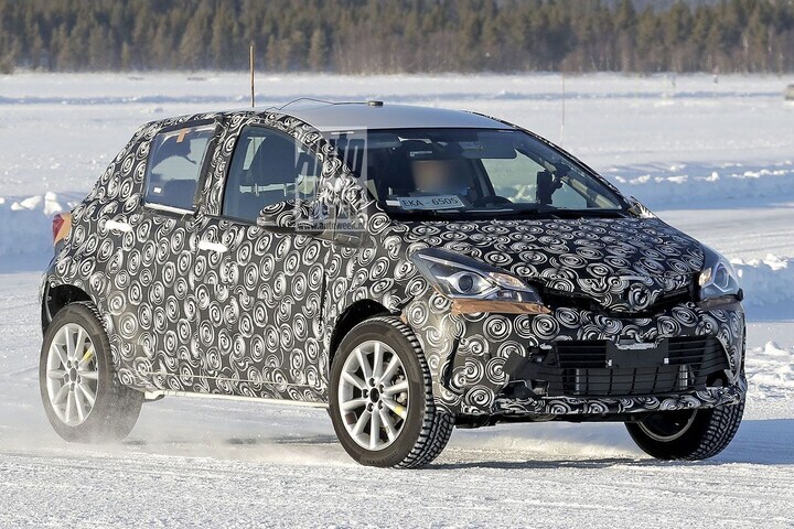 Toyota Yaris cross-over spyshots