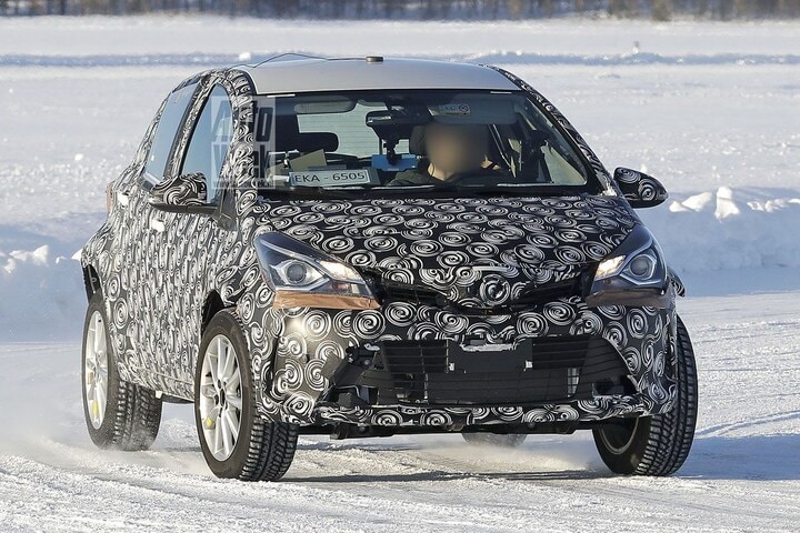 Toyota Yaris cross-over spyshots