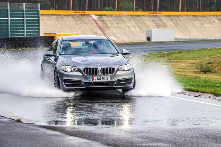 BMW 5-serie zomerbanden aquaplaning water wegdek