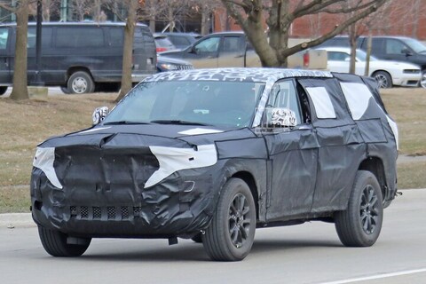 Nieuwe Jeep Grand Cherokee loopt tegen de lamp