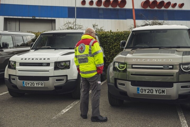 Rode Kruis Land Rover Defender