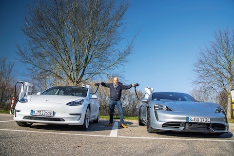 Laadduel Tesla Model 3 - Porsche Taycan - Reportage