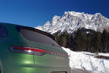 Porsche Macan Turbo groen vies Oostenrijk achterka