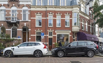 Parkeerplek laadpaal stad opladen EV stekker