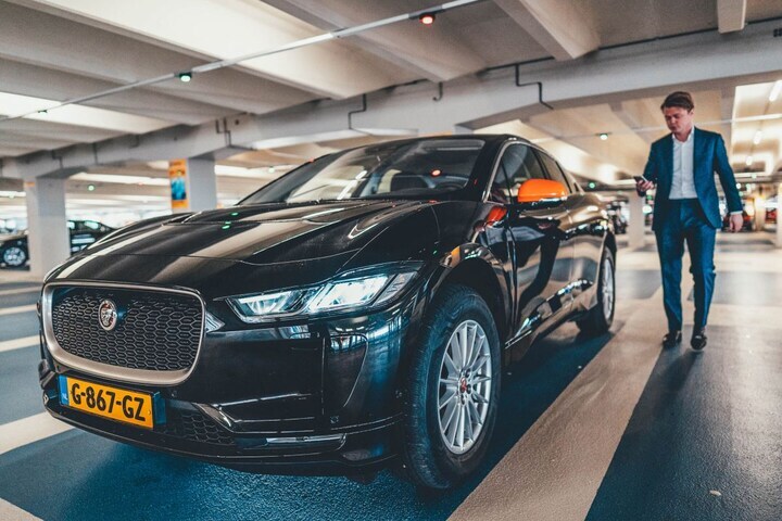 SIXT car sharing Jaguar I-Pace Amsterdam parkeerga
