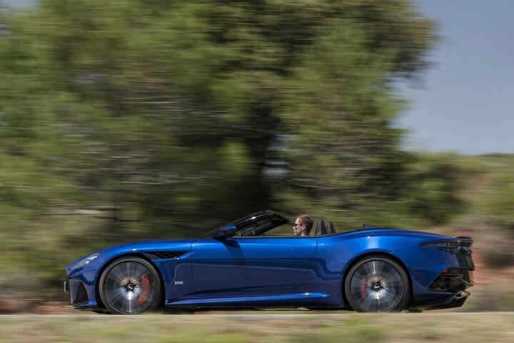 Aston Martin DBS Superleggera Volante