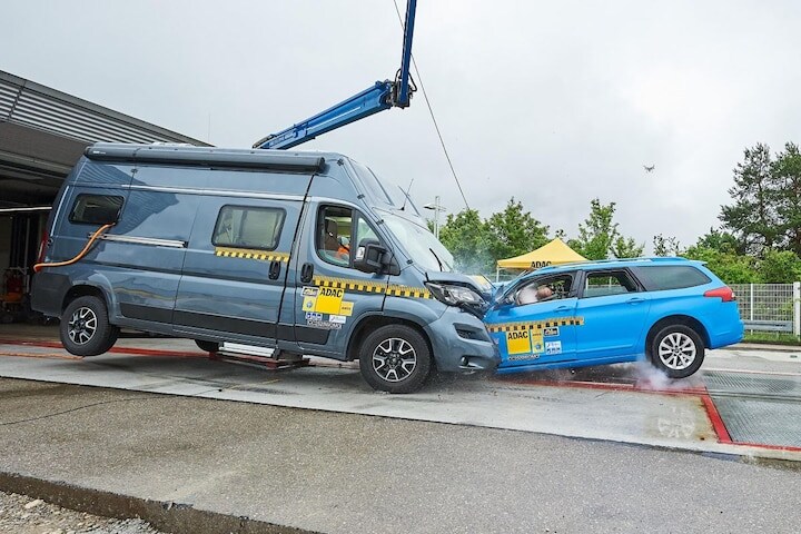 Ongeluk crashtest Camper