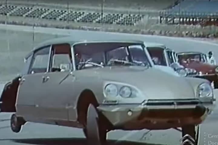 Citroën DS op drie wielen