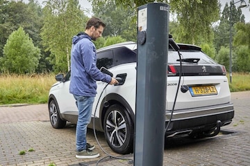 Laadpaal laden elektrische auto straat parkeren ph