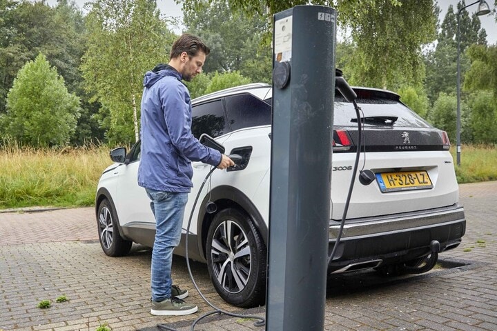 Laadpaal laden elektrische auto straat parkeren ph