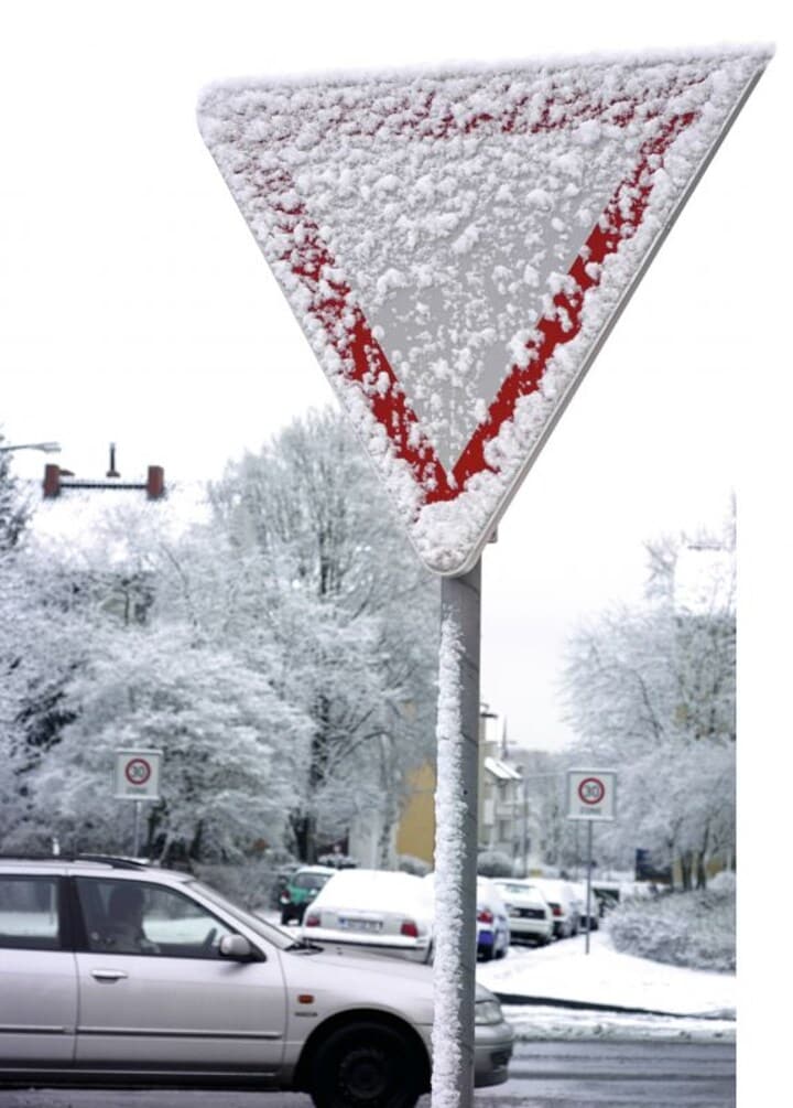 Onderhoud in de winter: verkeersbord in de sneeuw