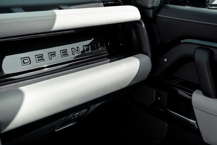 Land Rover Defender Heritage Customs Valiance