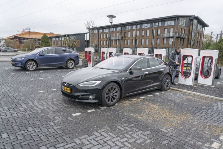 EV elektrisch rijden snelladen laden supercharger fastned