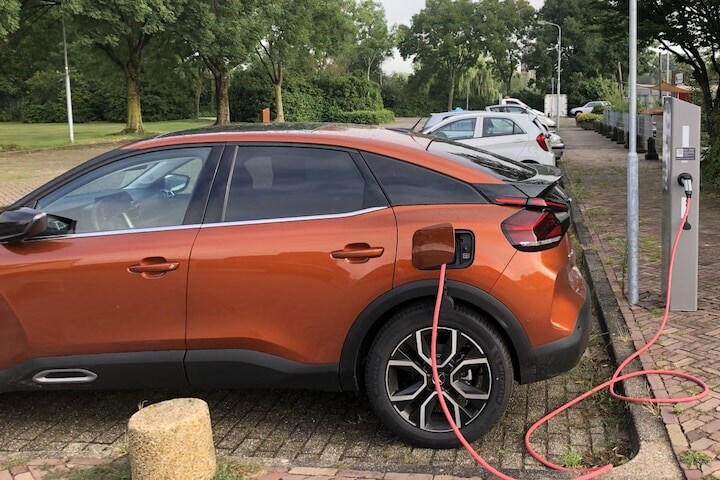 Citroën ë-C4 aan laadpaal