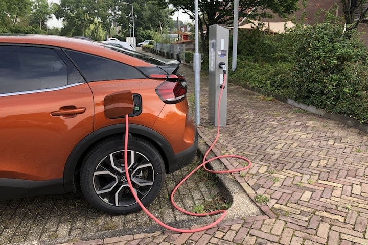Citroën ë-C4 aan laadpaal
