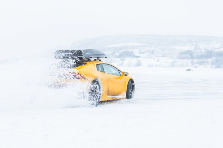 Dakkoffer op supercar in sneeuw