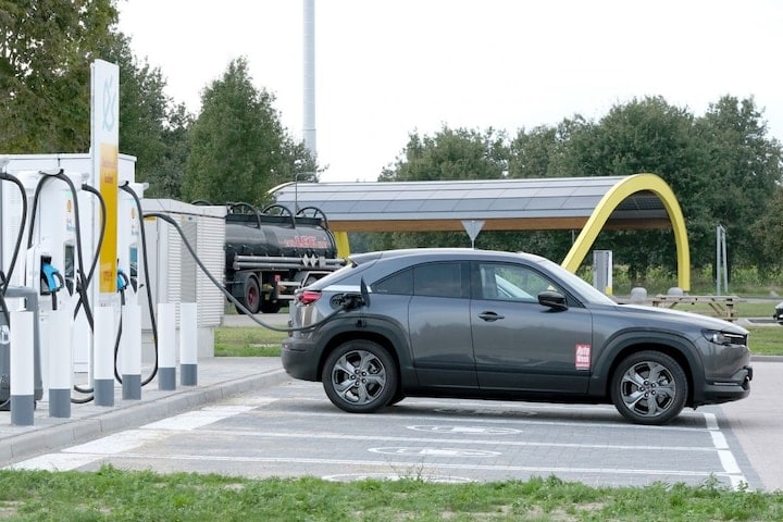 Mazda MX-30 aan laadpaal
