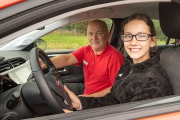 Kind in auto rijles