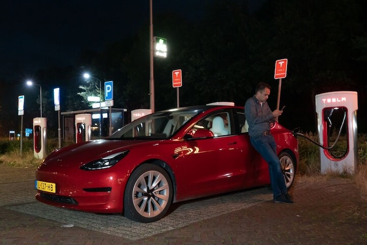 Tesla Model 3 Standard Range Plus supercharger
