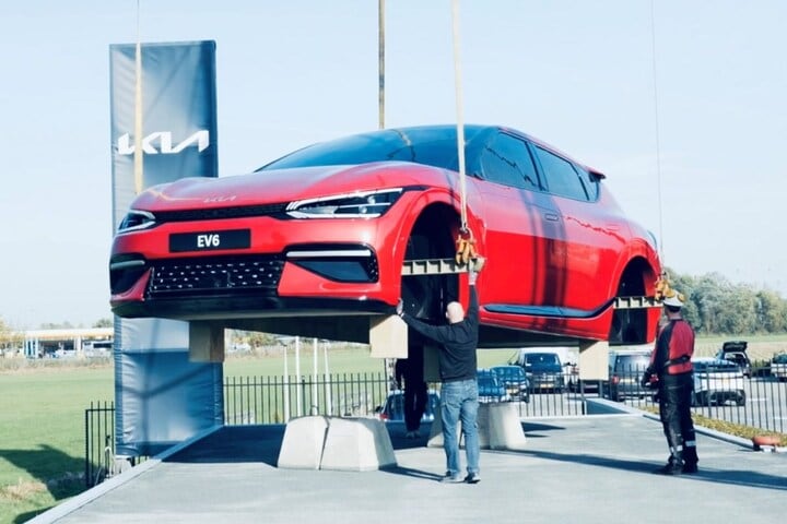Giant Kia EV6