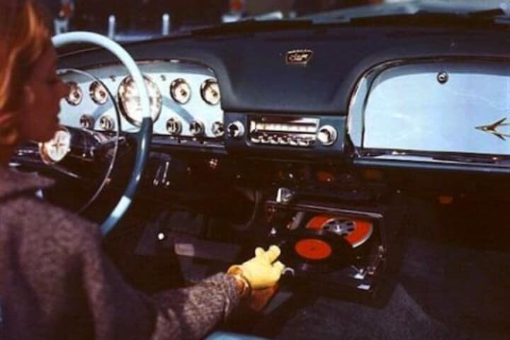 Platenspeler in auto De Vluchtstrook