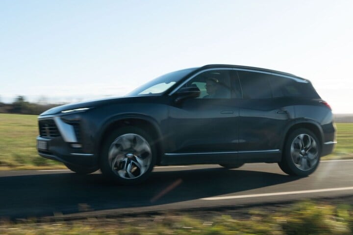 Nio ES8