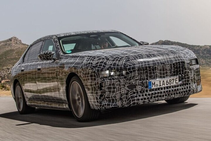 BMW i7 spyshots
