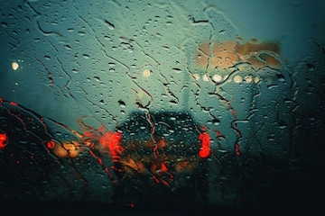 Regen voorruit nat Clay Leconey Unsplash