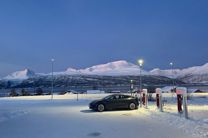 Tesla Model 3 Scandinavië Noorderlicht