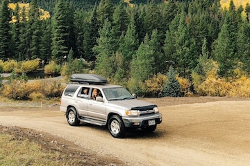 Dakkoffer SUV 4WD Foto Holly Mandarich Unsplash