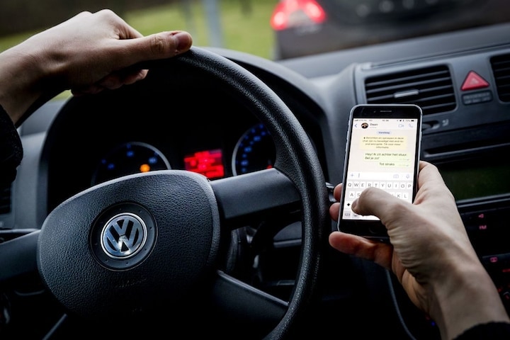 Appen telefoon achter het stuur (Foto: ANP)