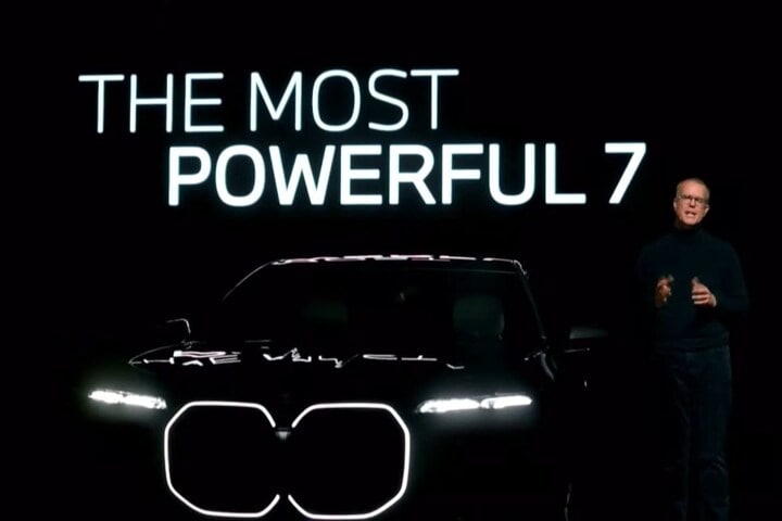 BMW i7 teaser