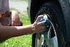 Auto wassen autowassen velg Foto Elly Johnson Unsplash
