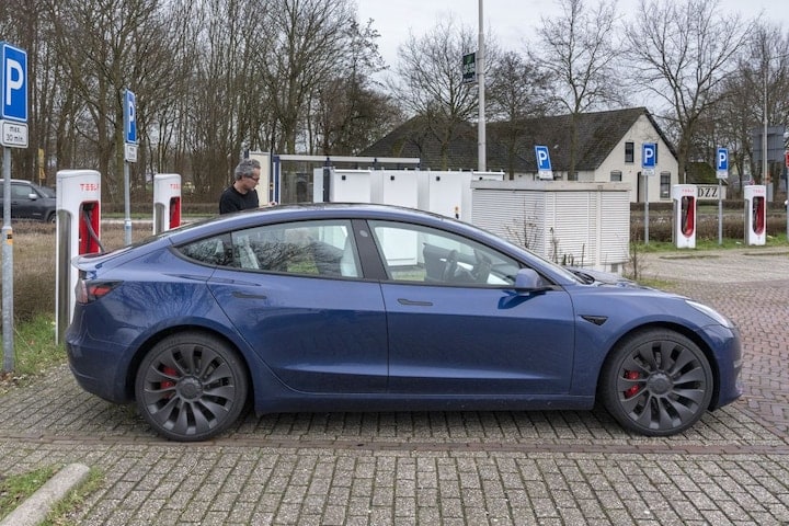 Tesla Model 3 laden