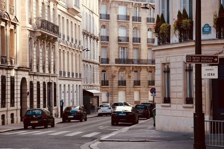 Parijs Avenue d'Iéna geparkeerde auto's