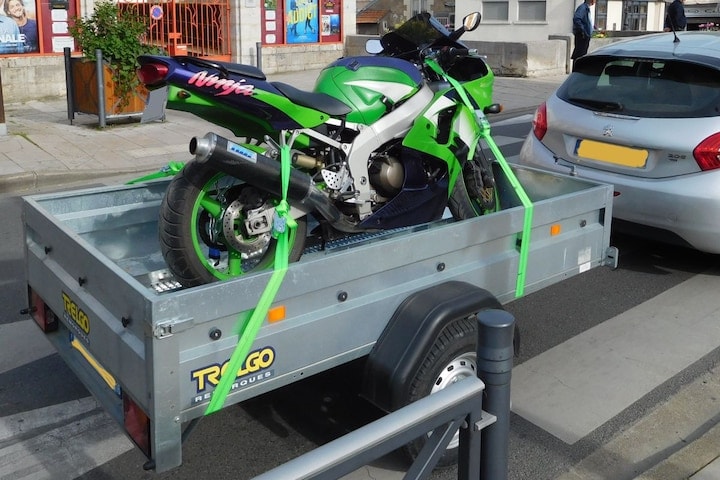 Ongeremde aanhanger met motorfiets