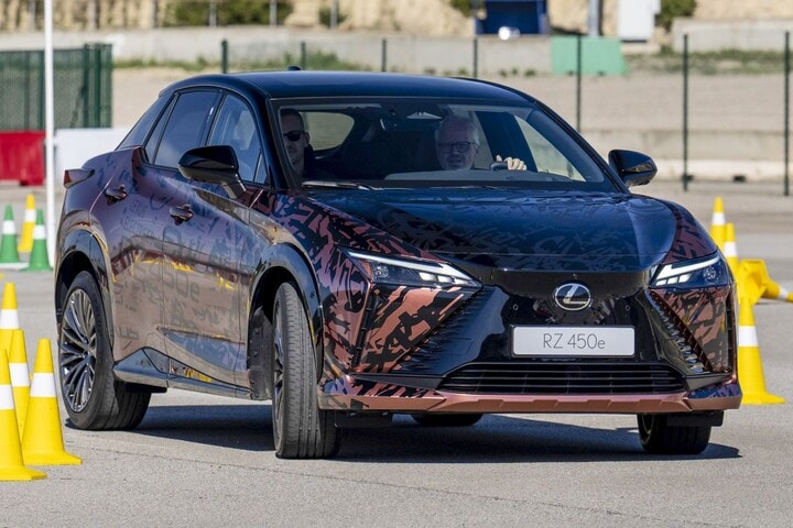 Lexus RZ 450e