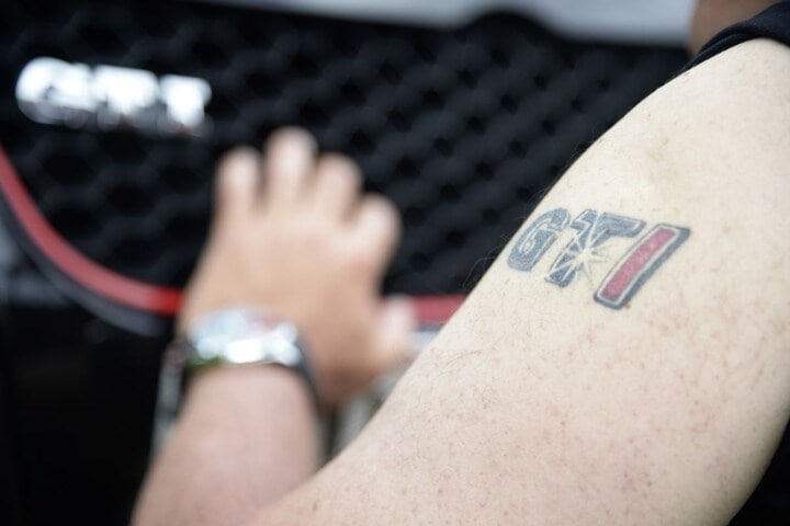 GTI-fan met tattoo