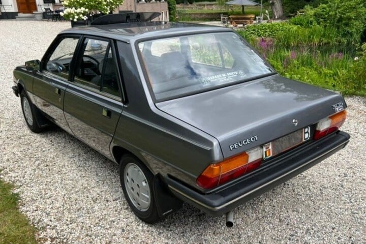 Peugeot 305