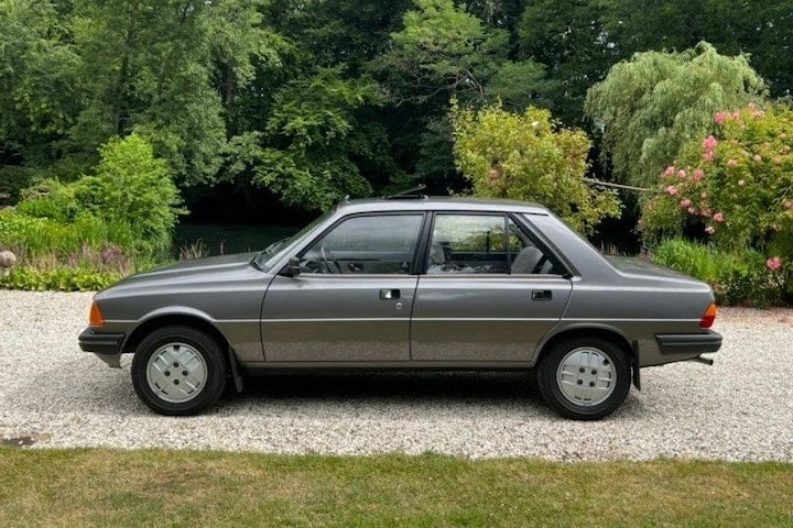 Peugeot 305